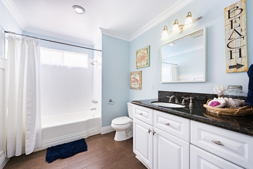 Second bathroom - 3179 Sicily Ave