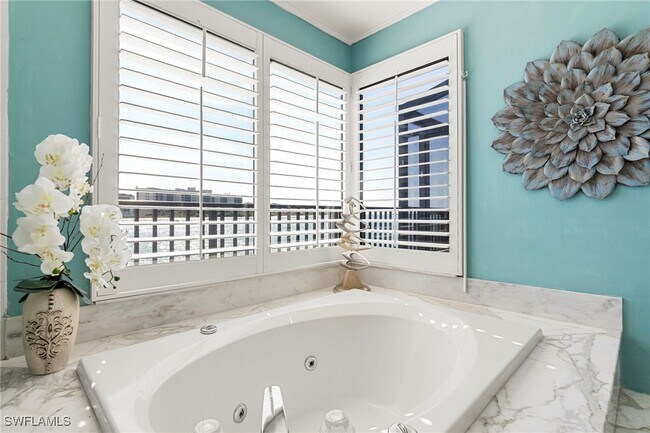 Building Photo - 305 La Peninsula Blvd