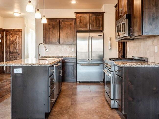 Building Photo - Desirable Black Rock Ridge with Mountain Views