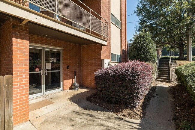 Building Photo - 250 Little St