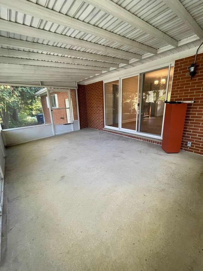 Building Photo - Beautiful Three Bedroom Home