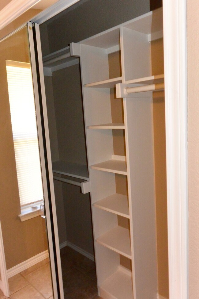 Building Photo - AVAILABLE NOW Single Family Home 3/2/2