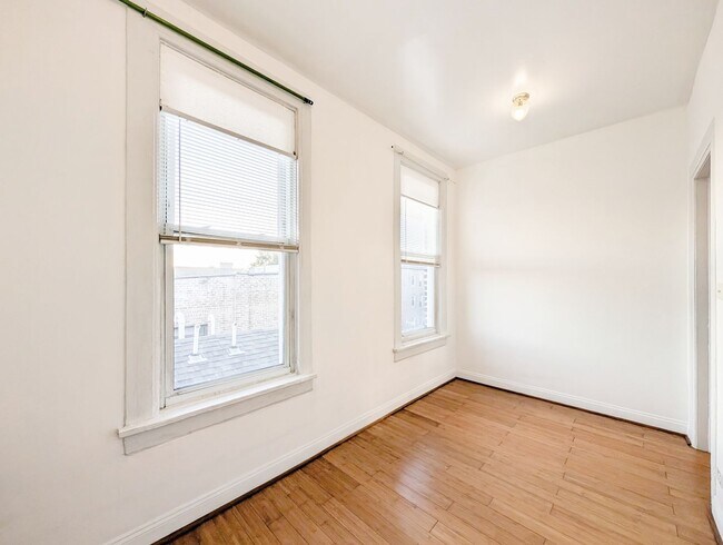 Building Photo - 2025 W Coulter St