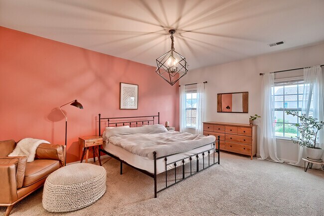 Building Photo - 310 Tulip Way