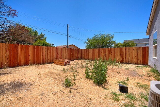 Building Photo - 2716 Yreka Ave