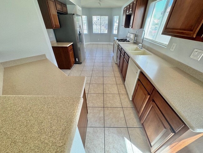 Building Photo - Stunning 4 bedroom home offering comfort and space in North Las Vegas