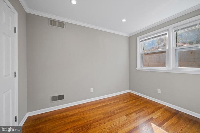 Building Photo - 1216 Haines Ave