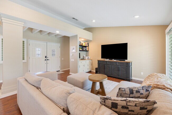 Building Photo - 43911 La Carmela Dr