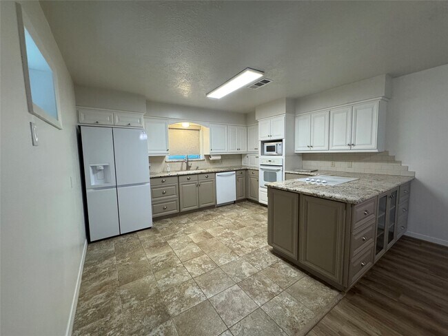 Building Photo - 2611 Prairie Ave