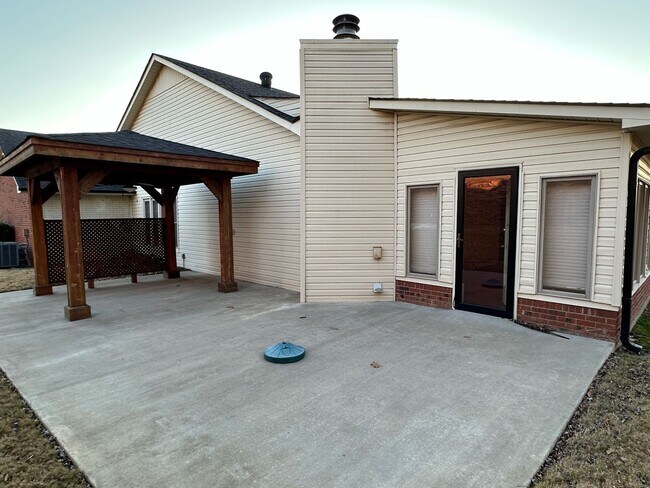 Building Photo - Fully Updated Executive Rental - FREE MONT...