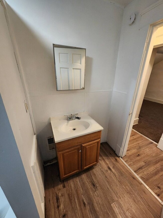 Building Photo - Charming 3-Bedroom Property in Prime Location