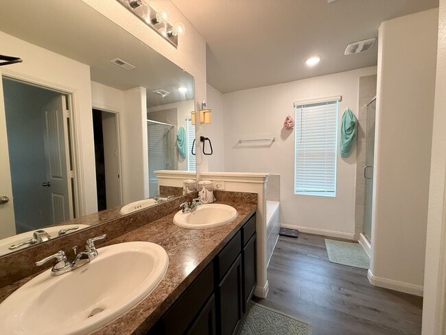 Building Photo - 4 Bed, 3.5 Bath Home in Bryan for March Move In!