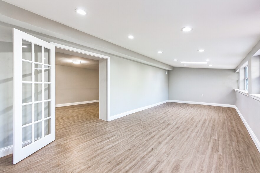 Building Photo - 10 Chestnut Ridge Rd
