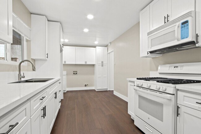 Building Photo - 2620 W Via Corona