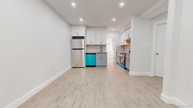 Building Photo - 72-17 66th Pl