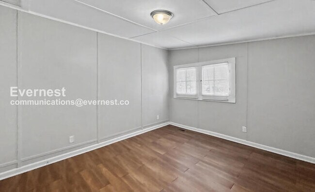 Building Photo - 3 Bed, 1 Bath Home with Off-Street Parking / Pet-Friendly / Available Now!