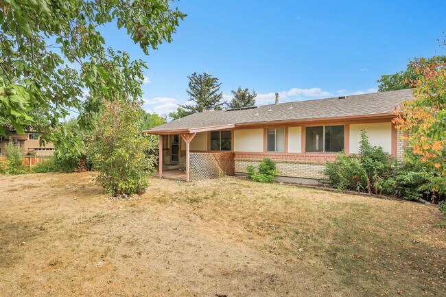 Building Photo - $2,950.00, 3-bed, 2.5-bath, located in Lak...