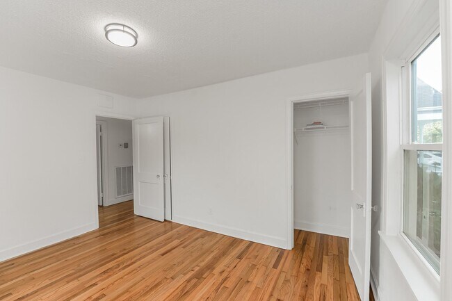 Building Photo - 806 S Moore Rd