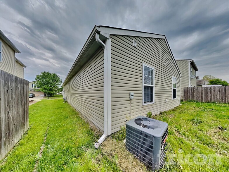 Building Photo - 10893 Glenayr Dr