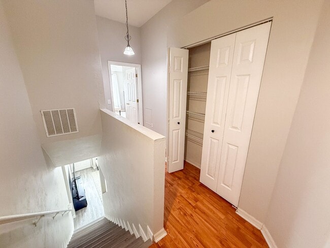 Building Photo - Victoria Station #132