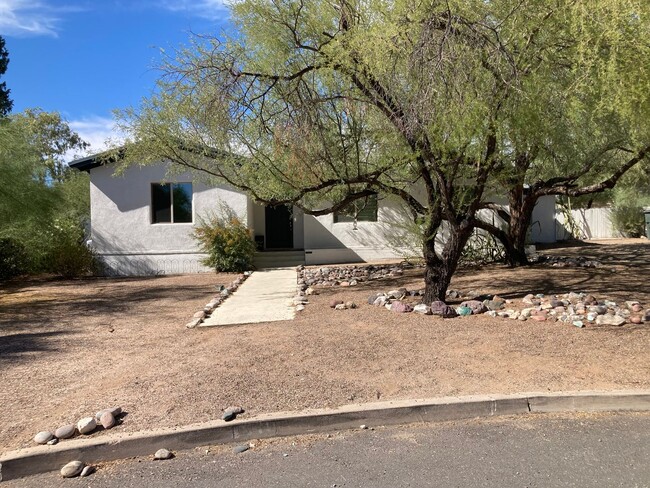 Building Photo - Central 3 Bedroom Pool Home