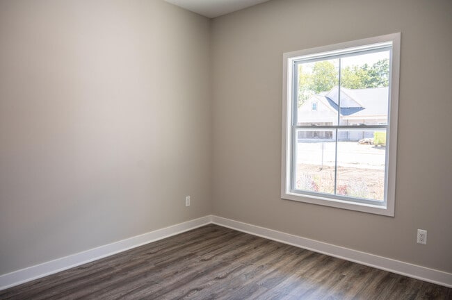 Building Photo - 8441 Oak Shade Cir