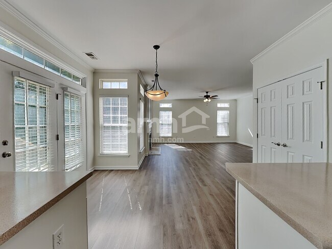 Building Photo - 1015 Farmingham Ln