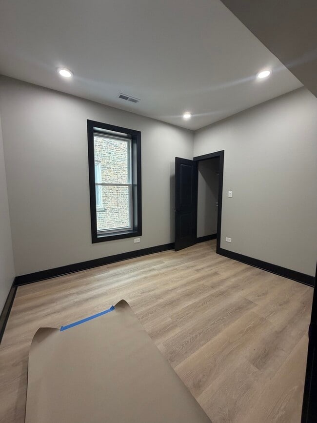 Building Photo - 5252 W Berteau Ave