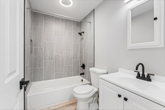 Building Photo - Ground floor apartment