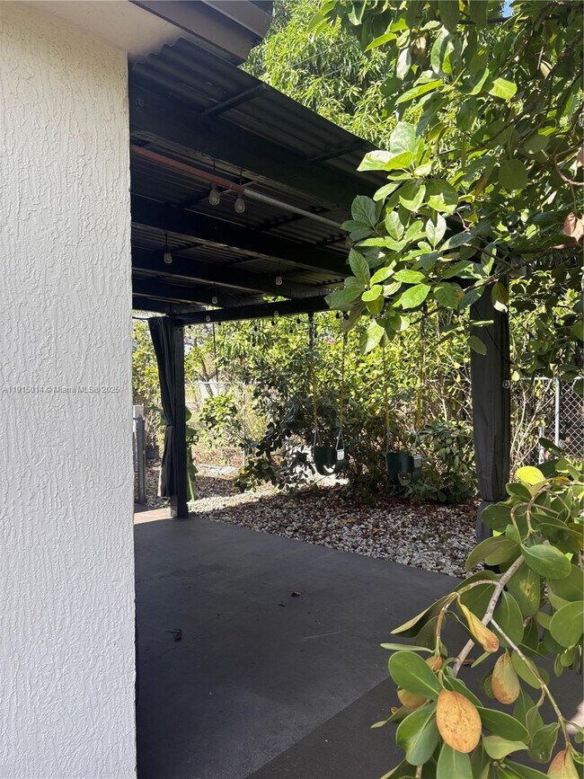 Building Photo - 819 E 26th St