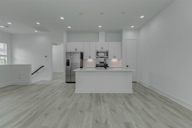 Building Photo - 5727 Elysian St