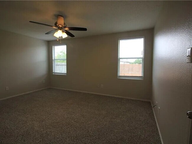 Building Photo - 3 Bedroom 2 bath home!