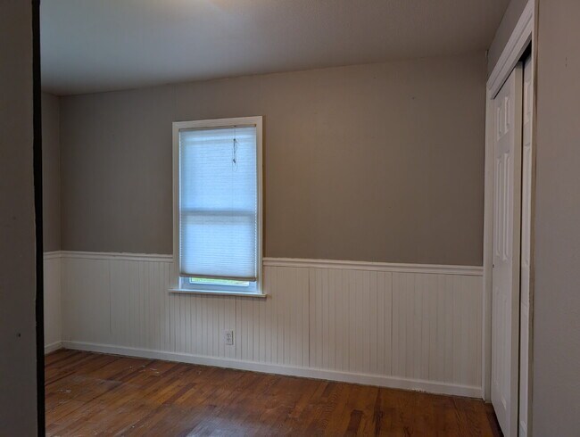Building Photo - Beautiful 5 Bedroom 2 Bathroom Neenah Lake Home