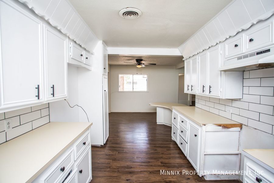 Building Photo - 502 2nd Pl