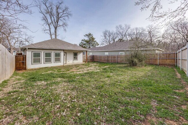 Building Photo - 3-Bed Home with Fenced Yard & Attached Garage in Sunny Side – Denison