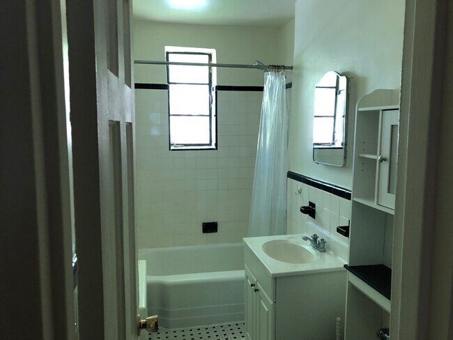 Building Photo - 530 Castleton Ave
