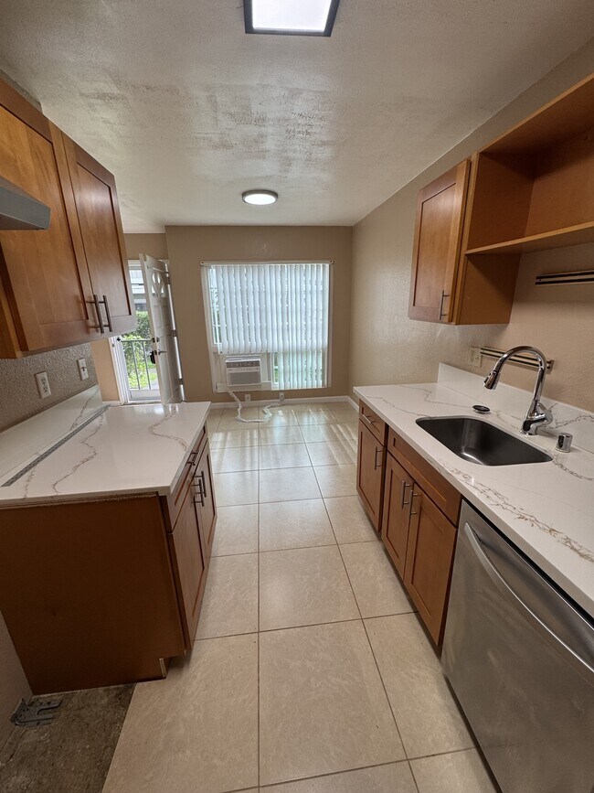 Building Photo - 46-1031-1031 Emepela Wy