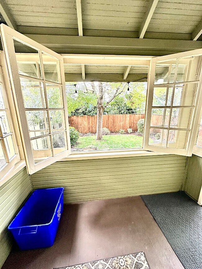 Building Photo - Delightful Remodeled Alberta Arts 3 Bed/2 Bath Bungalow