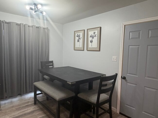 Building Photo - 654 Maple Ln