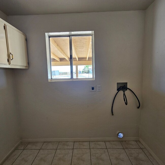 Building Photo - 3 bedroom/2 bath home for Rent