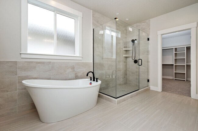 Building Photo - Luxury 5 Bed, 3 Bath home with over 3,000 sq. ft.