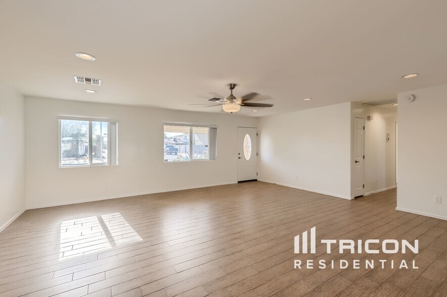 Building Photo - 9837 N 48th Ave