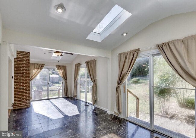 Building Photo - 6014 Leewood Dr