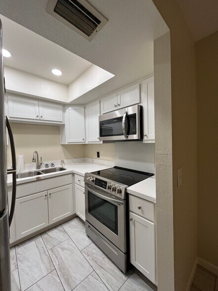 Building Photo - 17 E Ruth Ave