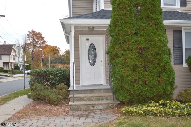 Building Photo - 139 Forest St