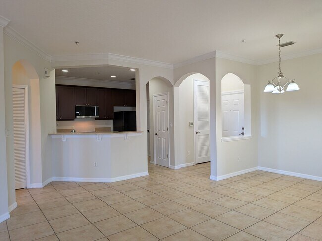 Building Photo - Top Floor Condo at Lakeside at Lakes of Windermere