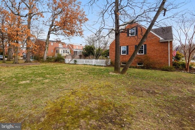Building Photo - 1727 Oakcrest Dr
