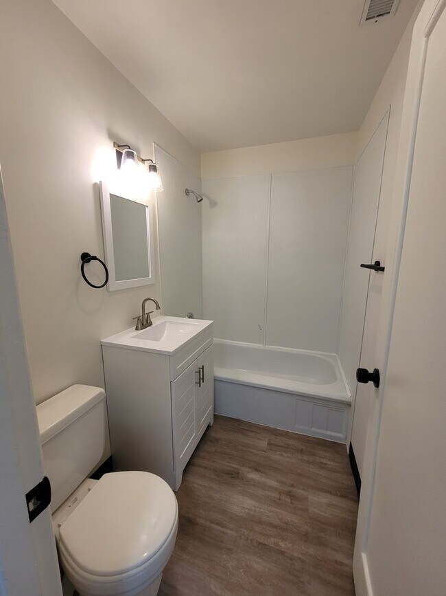 Building Photo - 1208-1210 Vandenberg Ave