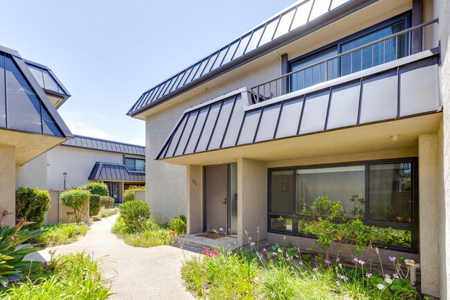 Building Photo - 806 S Sierra Ave