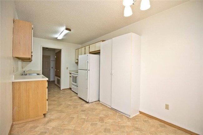 Building Photo - 5905 Sara St